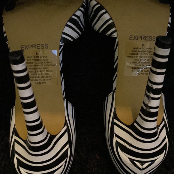 Black and white size 8 striped EXPRESS heels. - Picture 4 of 7